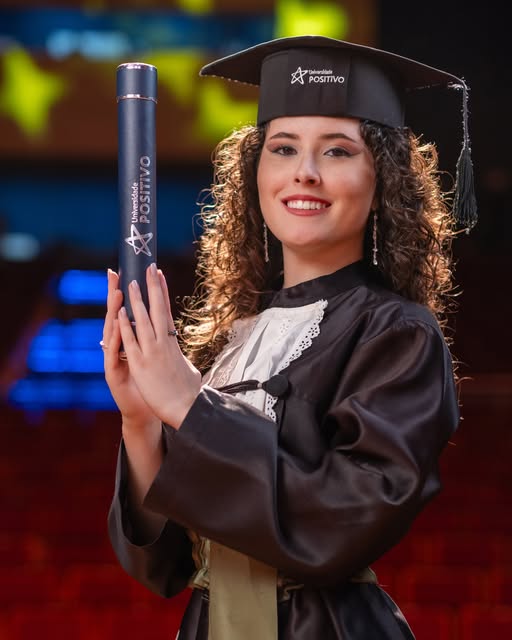 Luiza na formatura em Nutrição pela Universidade Positivo, com beca e canudo
